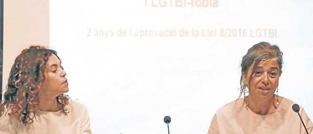 Pilar Costa y Rosario Sánchez, ayer durante el balance de la Ley LGTBI.