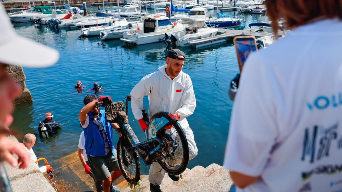 Retirada de una bicicleta de BiciCoruña de las aguas de la Dársena.