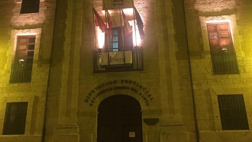 Fachada de la residencia Virgen del Canto iluminada en color rosa