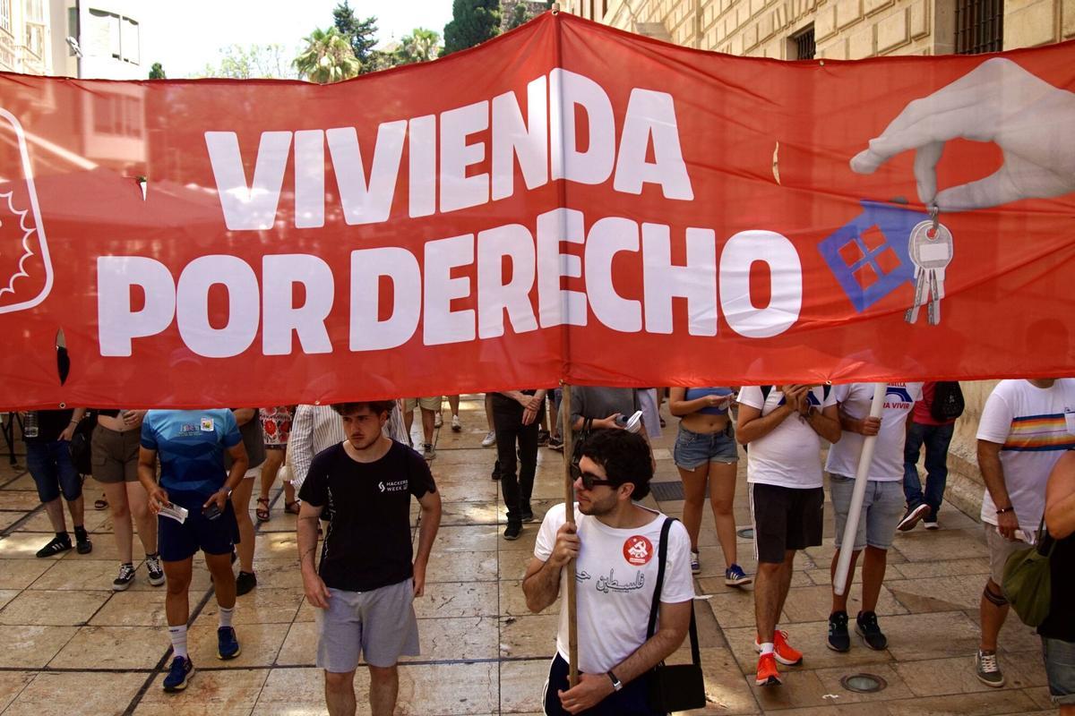 Miles de malagueños recorren las calles del centro de Málaga durante la manifestación del 27J por la vivienda