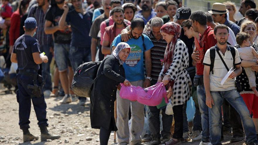 Un grupo de refugiados, en la frontera de Macedonia.