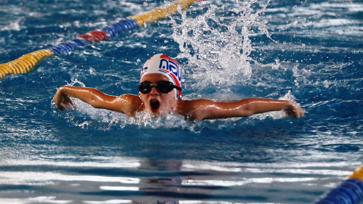 Baena celebra la 34ª edición de sus doce horas ininterrumpidas de natación para fomentar el deporte y la convivencia.