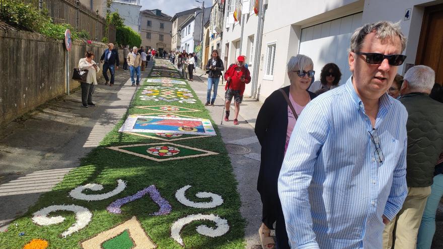 VÍDEO: Las alfombras florales dan color al Corpus Christi de Castropol