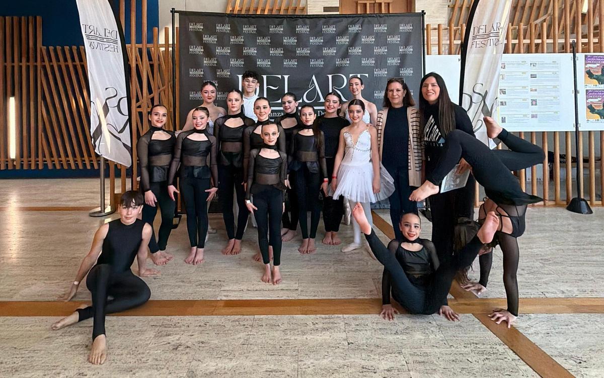 Participantes en el DelArt Festival, junto a Alba Hernández, de la organización, y a la edil Patricia Antuña.