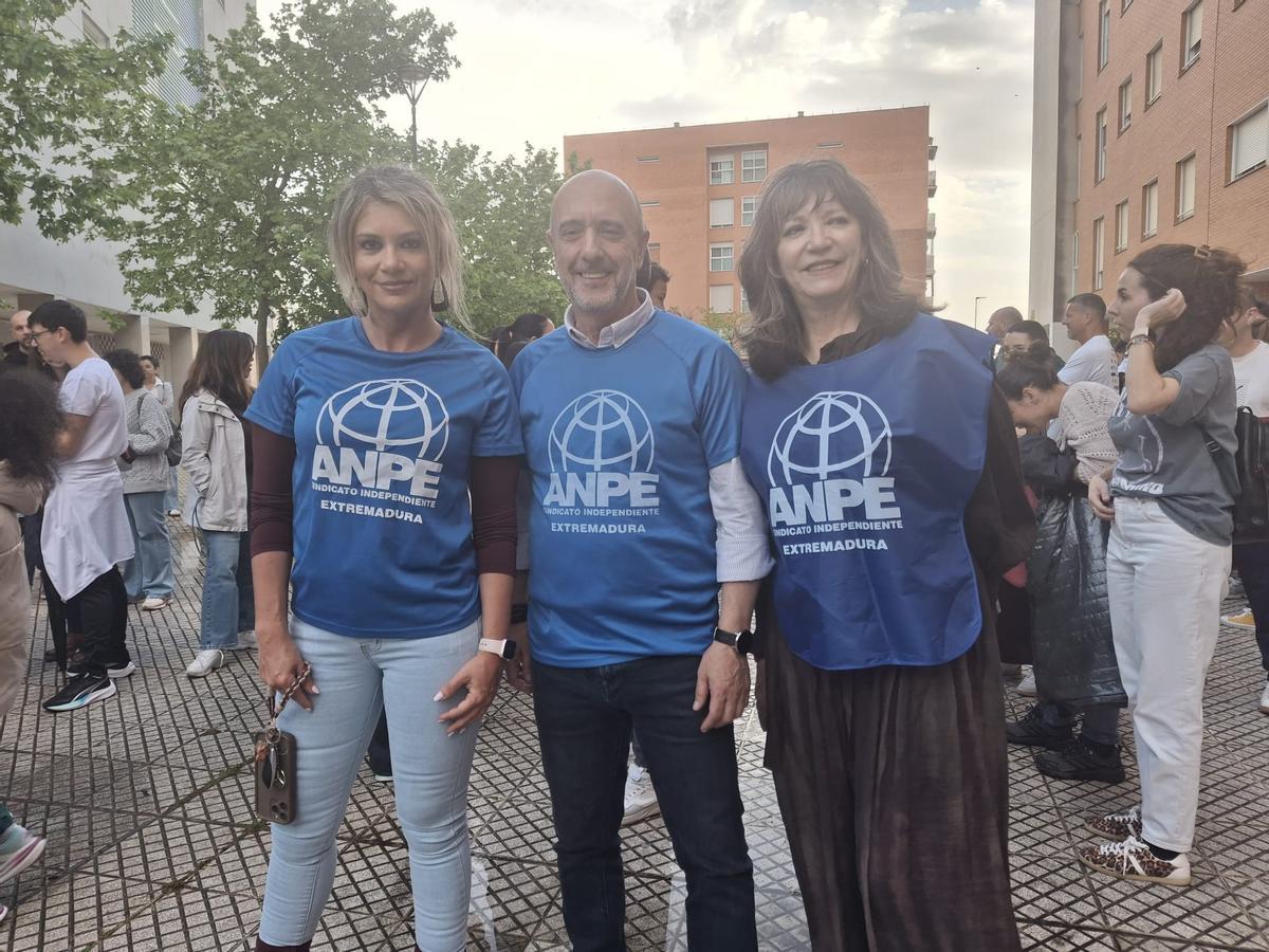 Responsables de ANPE Badajoz durante la concentración en el barrio Cerro Gordo reclamando la incorporación de un conserje en su colegio.