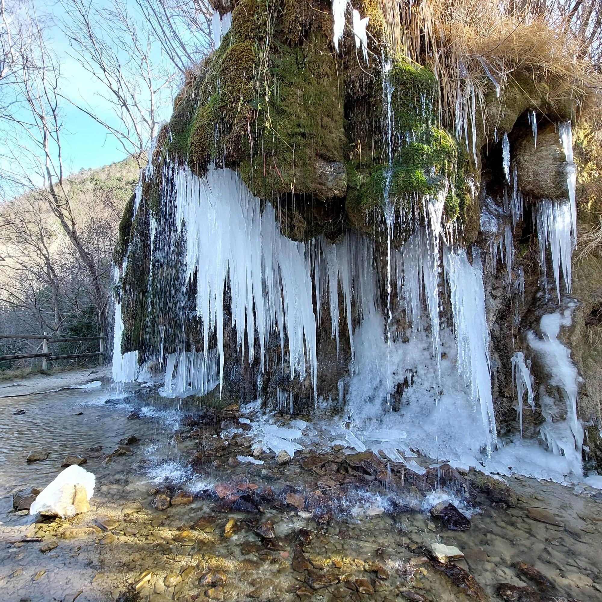 En imágenes | El frío deja una espectacular postal en el Pirineo oscense