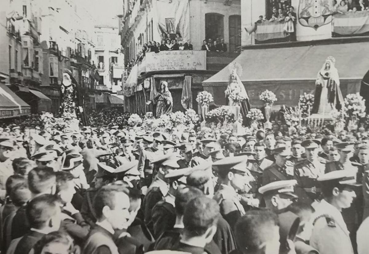 La Soledad del Sepulcro, la Soledad de San Pablo, la Esperanza y la Amargura, en la plaza de la Constitución el 1 de noviembre de 1950.