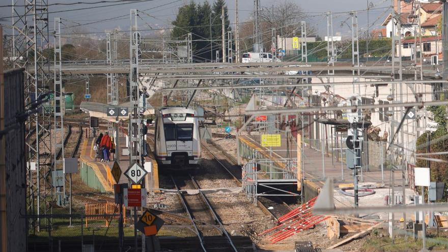 Un tren de Feve, junto al cruce perpendicular de El Berrón. | Miki López