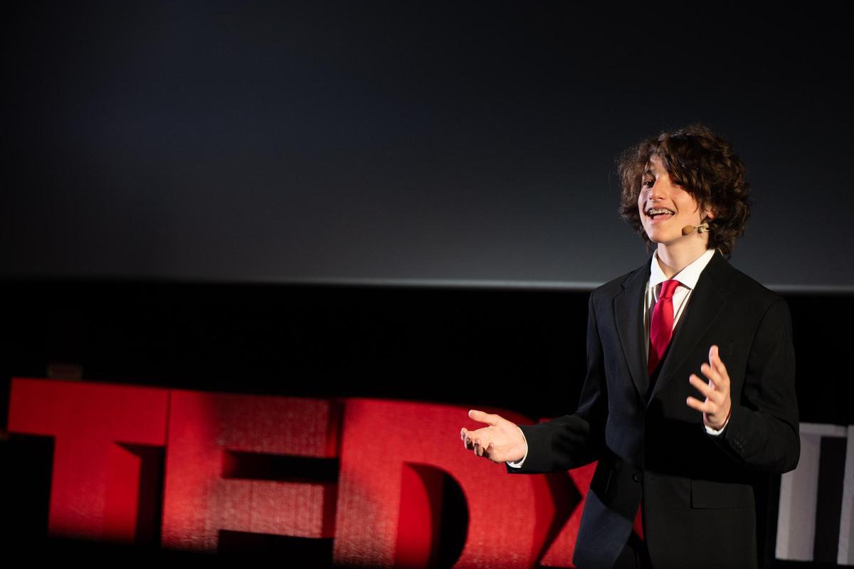 Luke K, en un momento de su intervención en el TEDx Youth - The British School of Málaga
