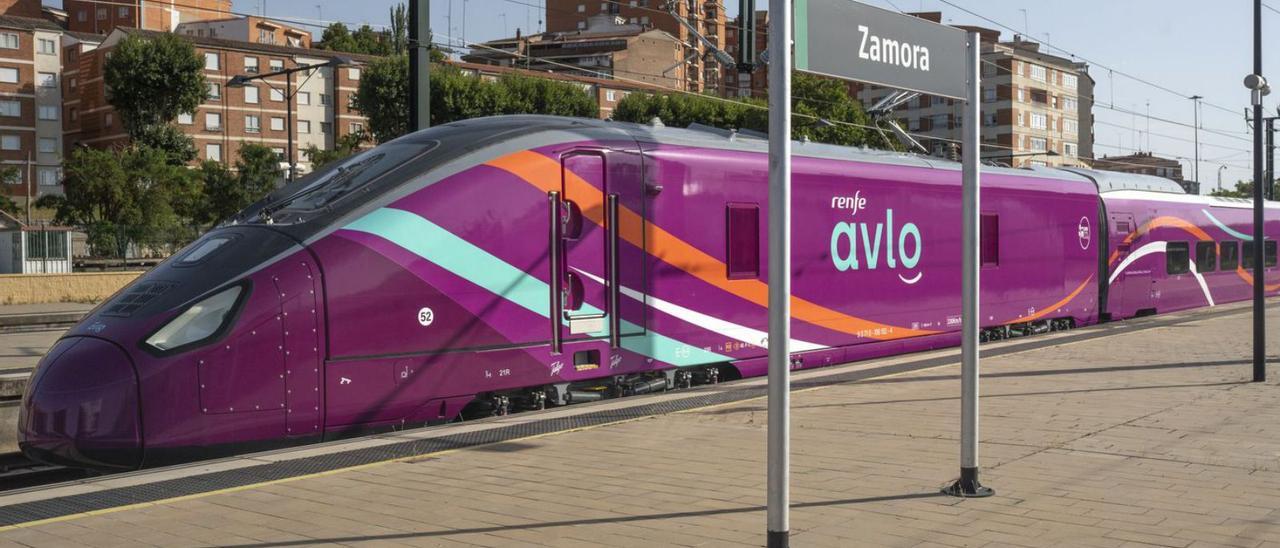 El tren de bajo coste de Renfe, el Avlo, posando para la foto en la estación de Zamora. | Renfe