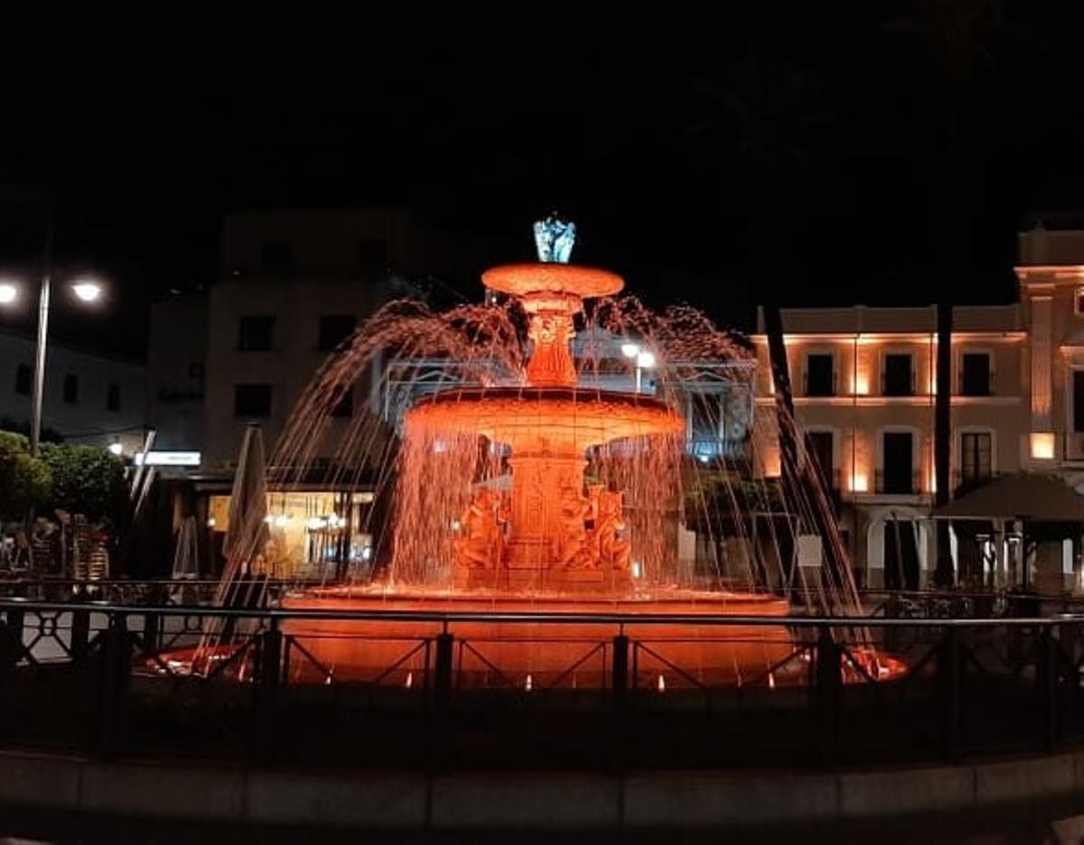 La fuente iluminada por la noche.