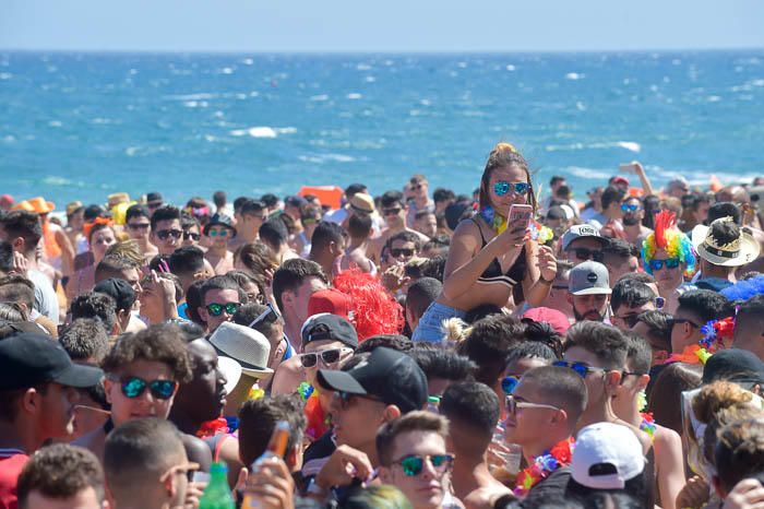 Fiesta de carnaval en la playa