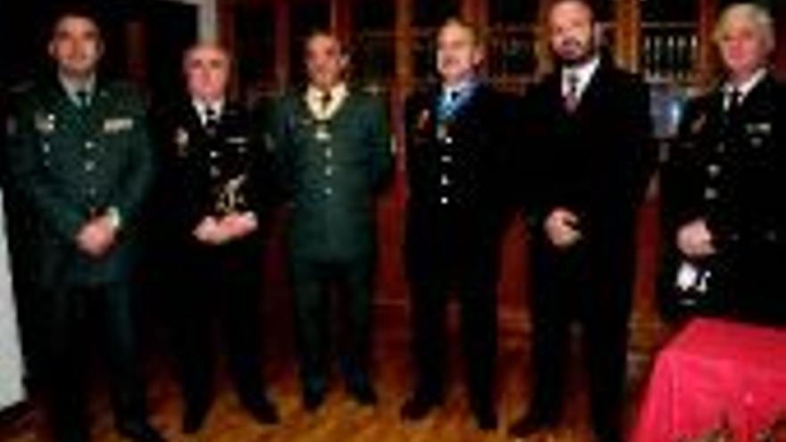 Premios a la labor del jefe de la Guardia Civil y del excomisario