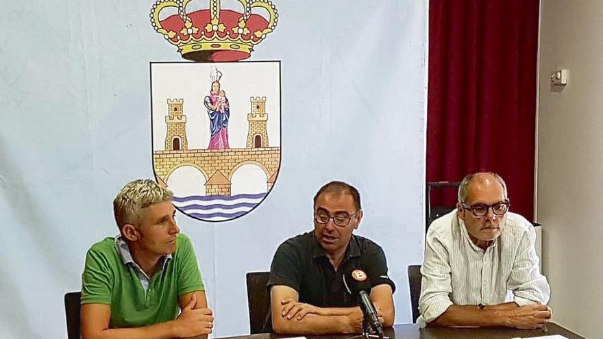 Manuel Sandín, Juan Carlos Charro y el concejal de Deportes de Benavente en la presentación.