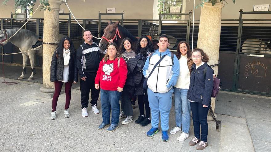 Córdoba Ecuestre impulsa la inclusión con una visita del Grupo Prode a las Caballerizas Reales