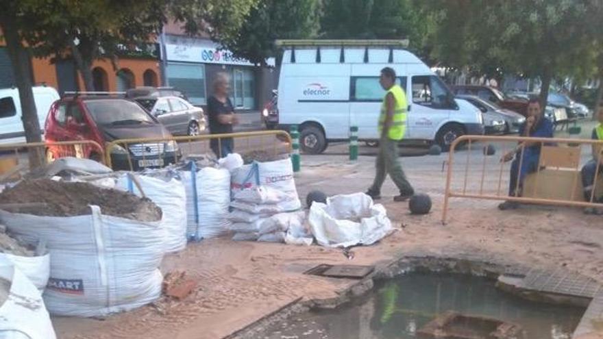 Unas obras de Iberdrola provocan una gran avería en la red principal de suministro de agua de Xàtiva