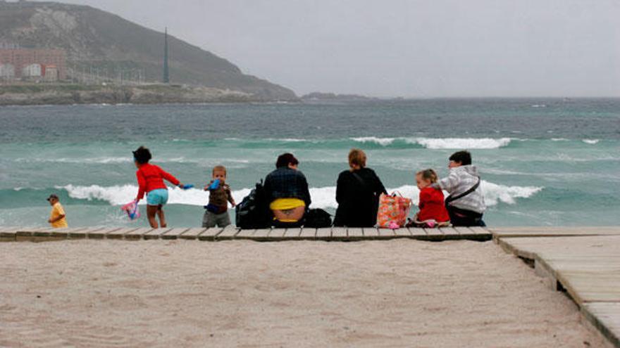 Jornada playera un día nublado en A Coruña.