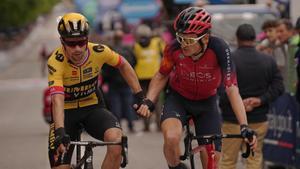 Primoz Roglic y Geraint Thomas se saludan al acabar la octava etapa del Giro.