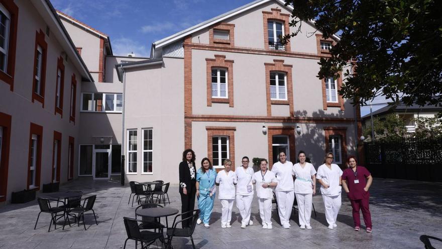 Personal de la residencia Virgen del Coral, en el nuevo patio. | LUISMA MURIAS