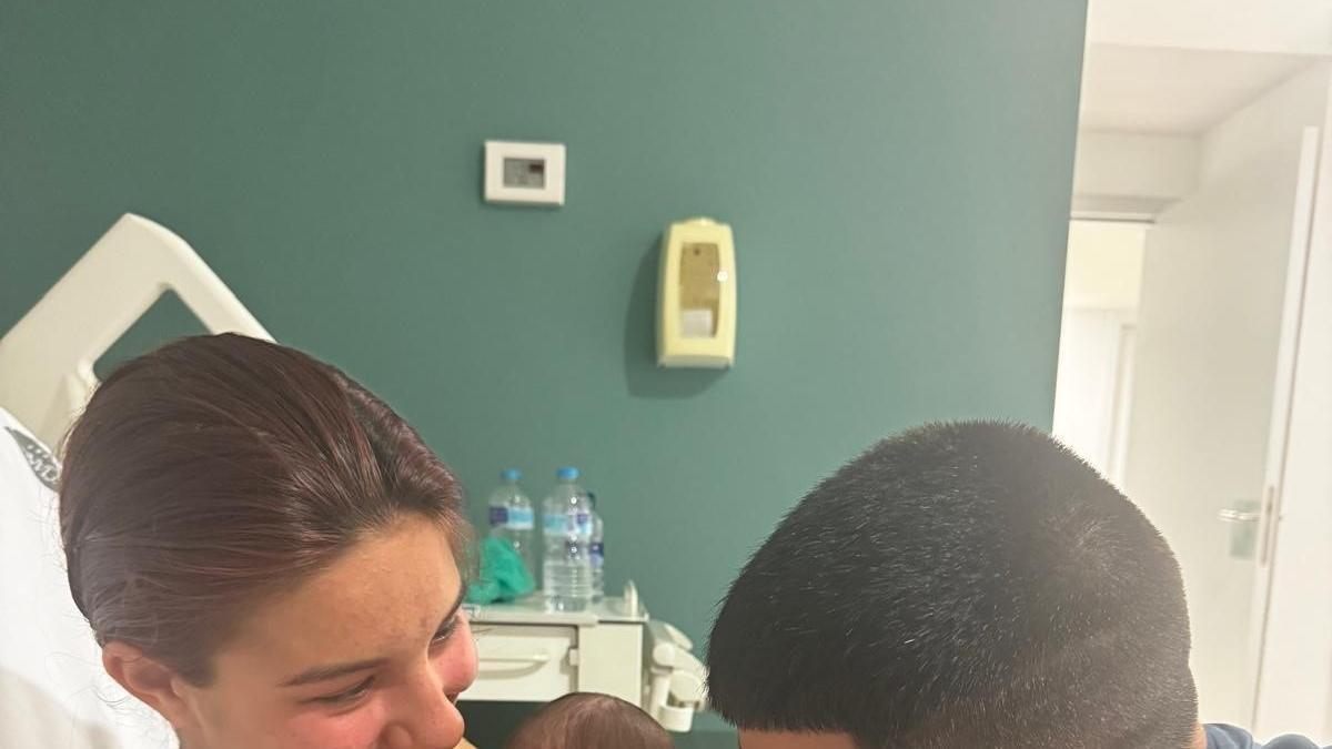 Andrea y Carlos, junto al bebé en el hospital.