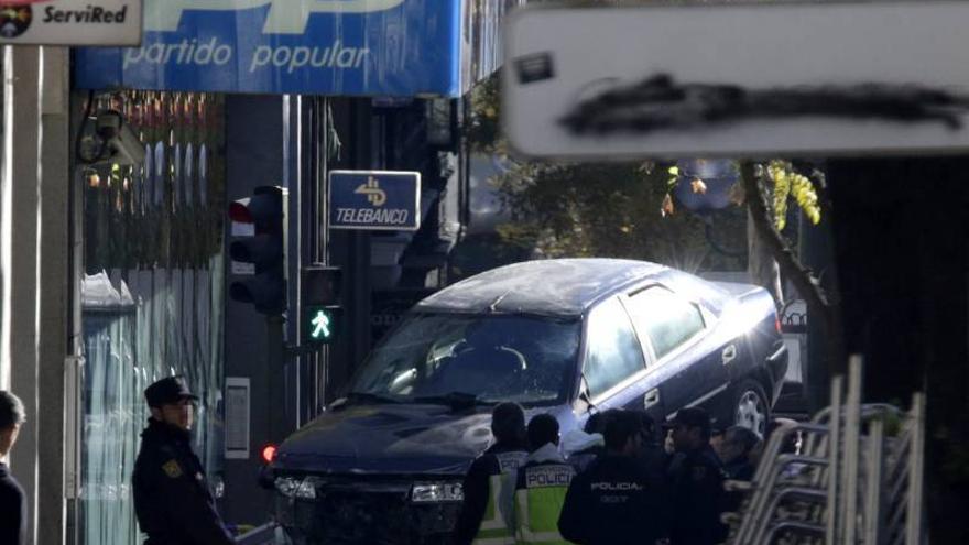 Un hombre estrella un coche contra la sede del PP en Madrid