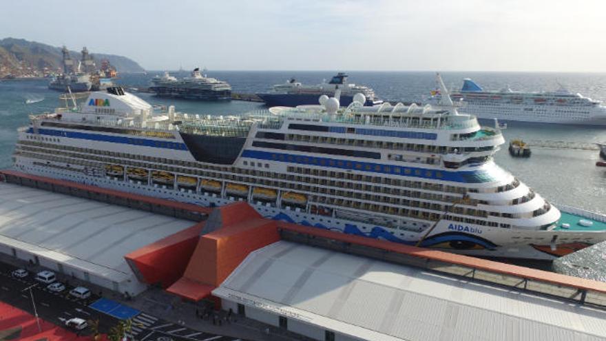 Un crucero atracado en la terminal del puerto de Santa Cruz de Tenerife.