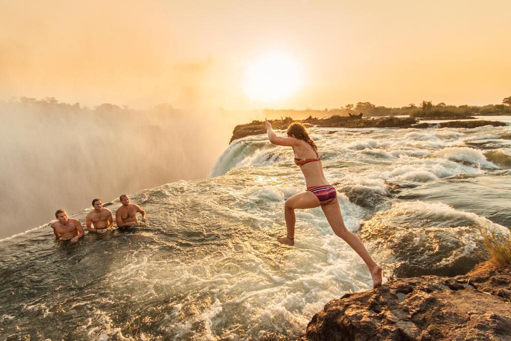 Vista de laa Piscina del Diablo, en las Cataratas Victoria