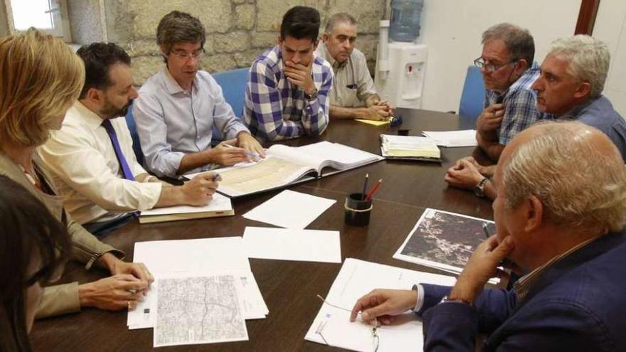 Un momento de la reunión ayer en el Concello de Gondomar. // Jose Lores