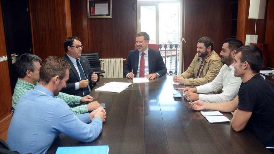 Abeigón, Moreira y Abal, concejales del PP, reunidos con Mirón, Durán, González y Guimeráns. // R.V.