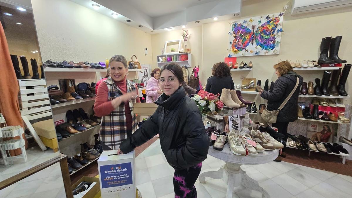 Varias clientas compran en una zapatería de Villa del Río y participan en la 'Green Week'.