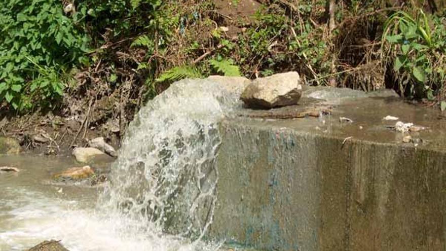 Un aspecto del líquido &quot;blanquecino&quot; vertido al río de Os Gafos.