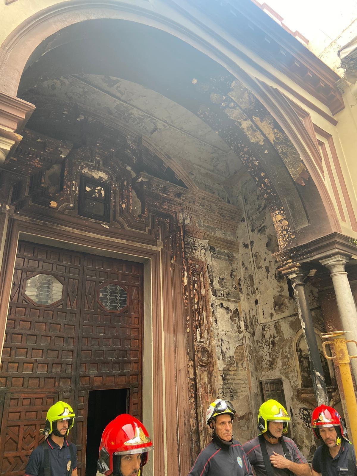 Bomberos en el interior de la iglesia de San Antonio Abad