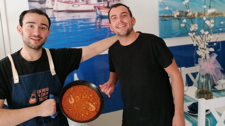 En la imagen, el cocinero Ángel Prados (i), con su ayudante, del restaurante Nou Parada de Vinaròs.