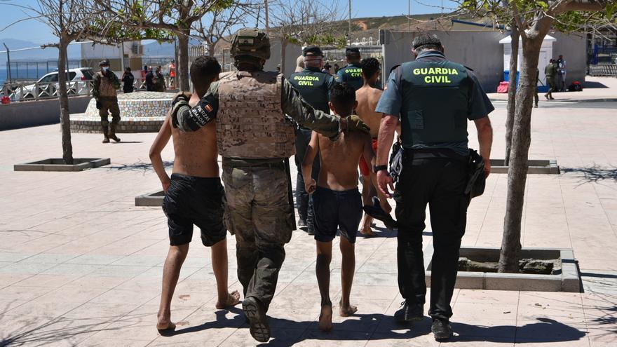 El Gobierno pide a las comunidades que acojan a 200 menores que estaban en Ceuta antes de la crisis