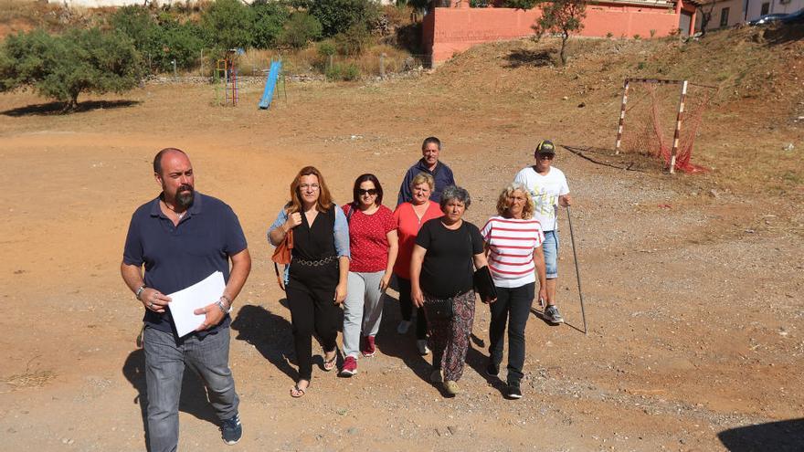 Vecinos y dirigentes vecinales, en la zona de deportes y juego del Arroyo España, un descampado con un parque infantil no homologado, pagado por los vecinos.