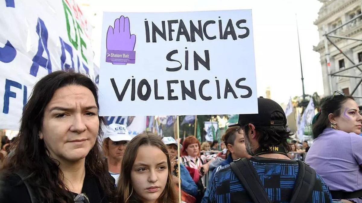 Mujeres participan en una movilización contra la violencia hacia la infancia.
