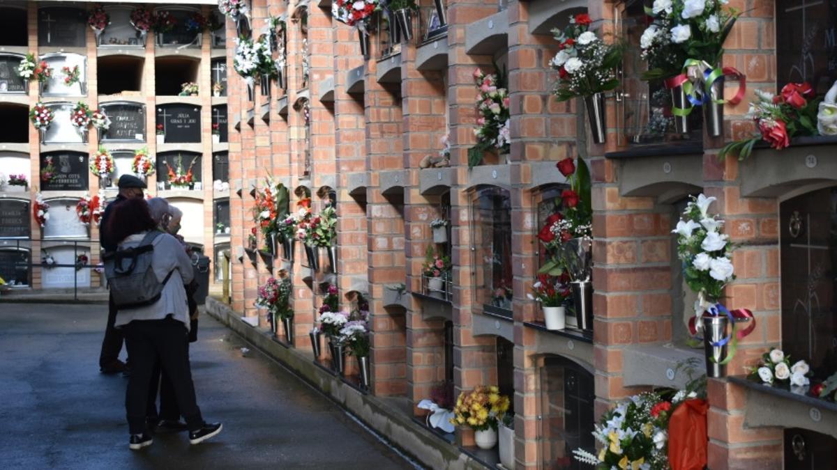 Familiars de difunts al cementiri de Solsona