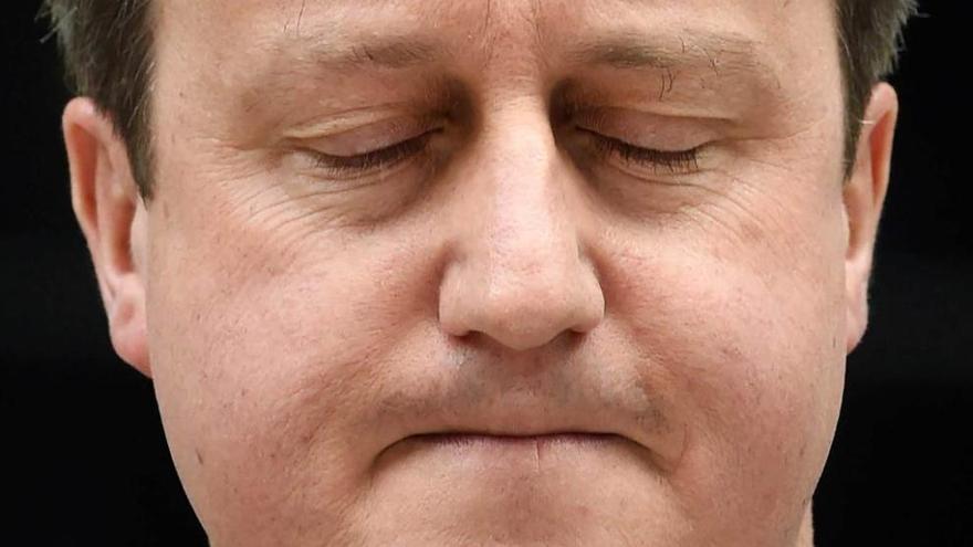Cameron, capturado por las cámaras con los ojos cerrados durante una rueda de prensa ayer en Londres.