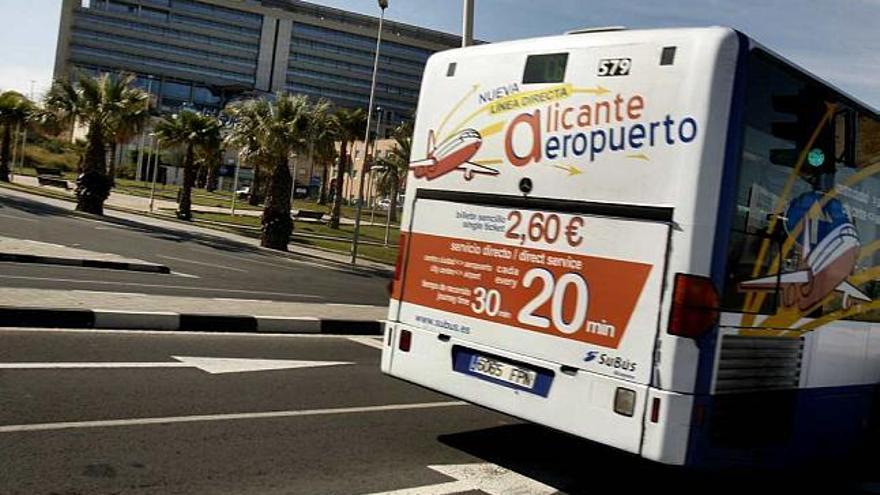 Un autobús de la línea C-6 pasa junto a la Oami sin parar, tras haber partido del aeropuerto.