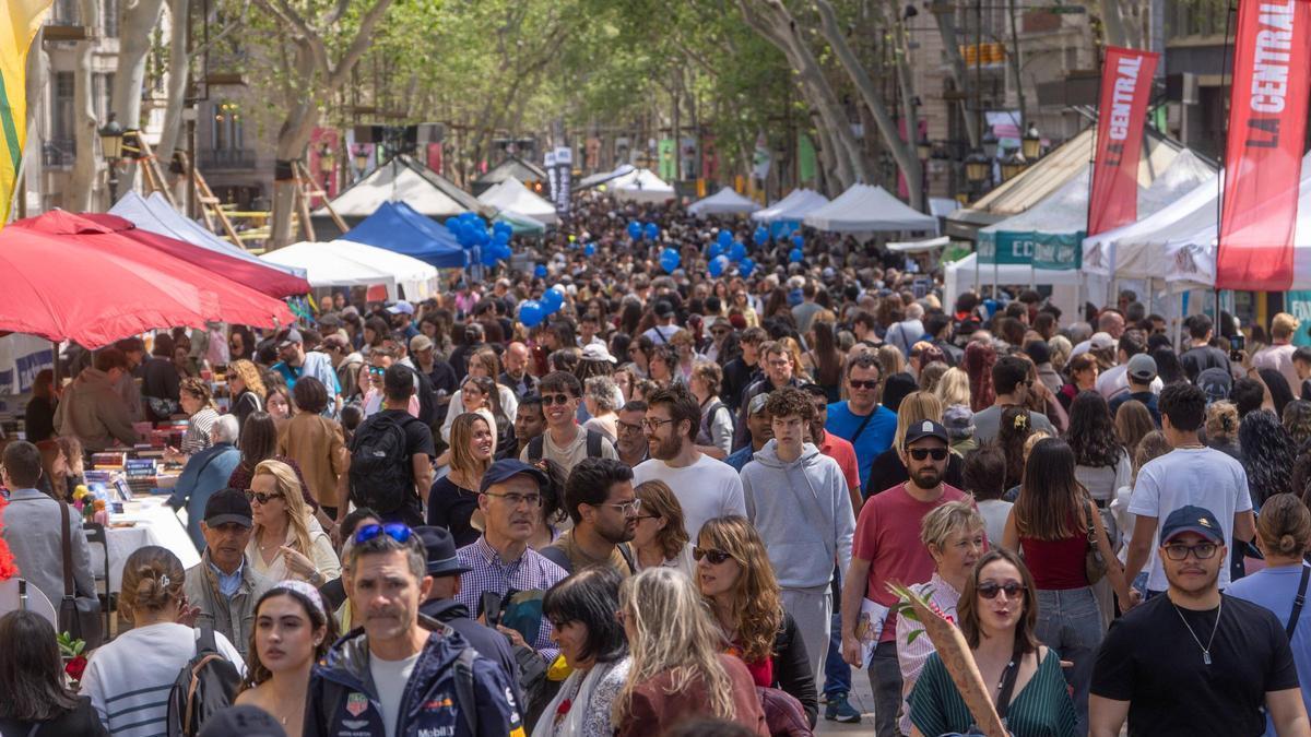 Las Ramblas y el Paseo de Gracia, el día de Sant Jordi en 2025.