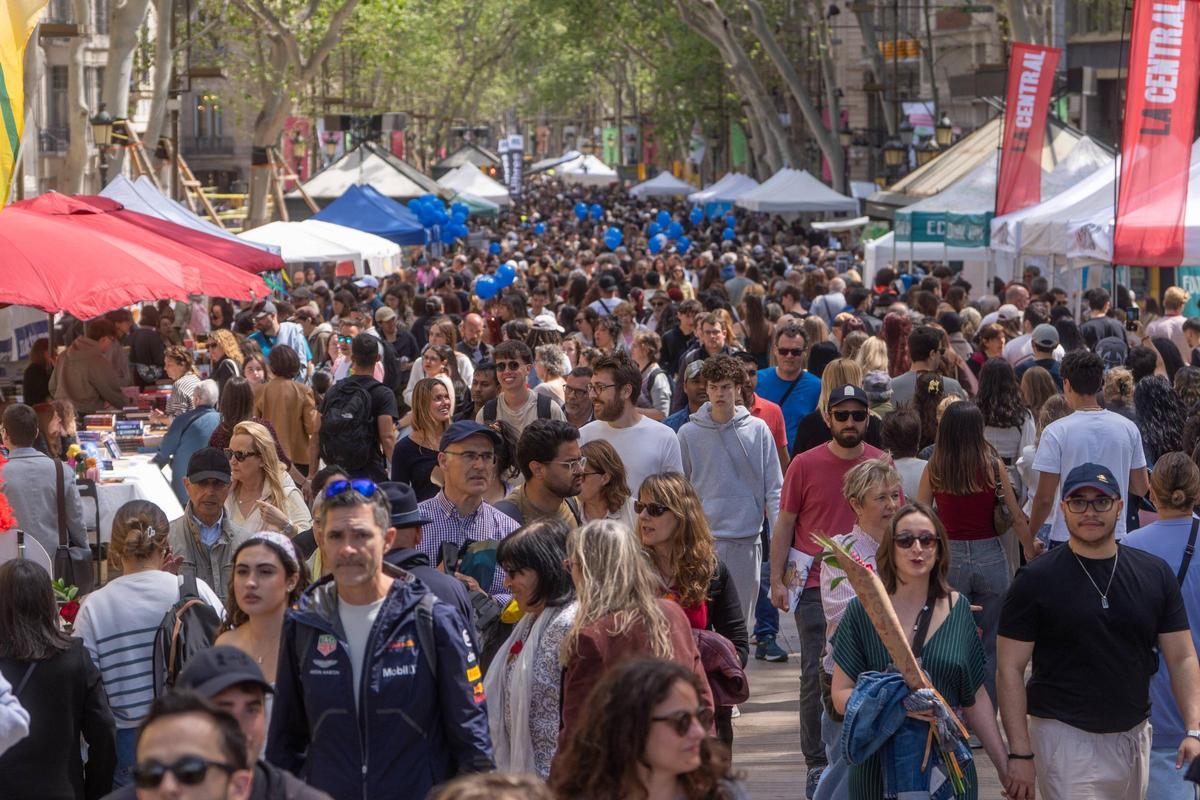 Las Ramblas y el Paseo de Gracia, el día de Sant Jordi en 2025.