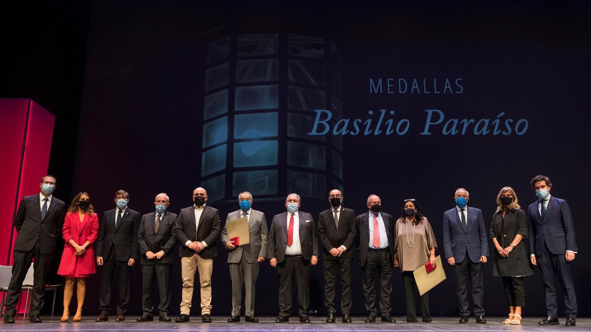Los galardonados con las medallas Basilio Paraíso junto a las autoridades que entregaron los galardones, ayer, en el Palacio de Congresos de Zaragoza.