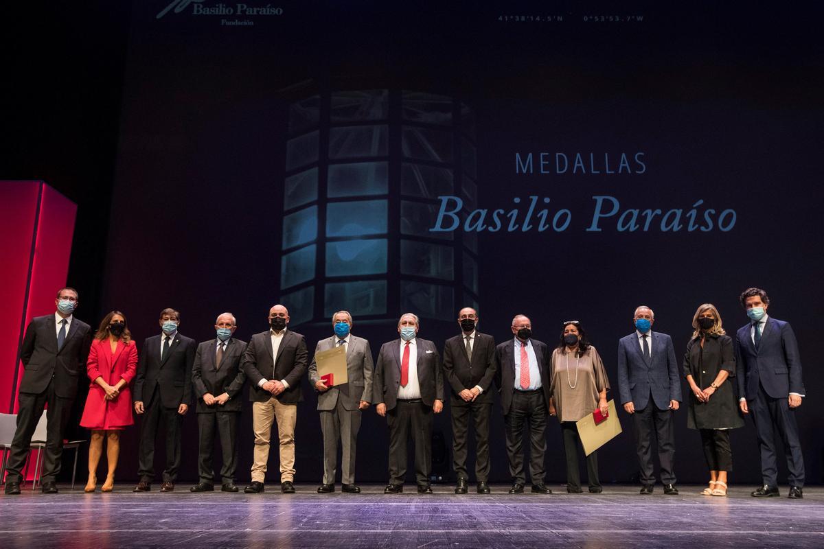 Los galardonados con las medallas Basilio Paraíso junto a las autoridades que entregaron los galardones, ayer, en el Palacio de Congresos de Zaragoza.