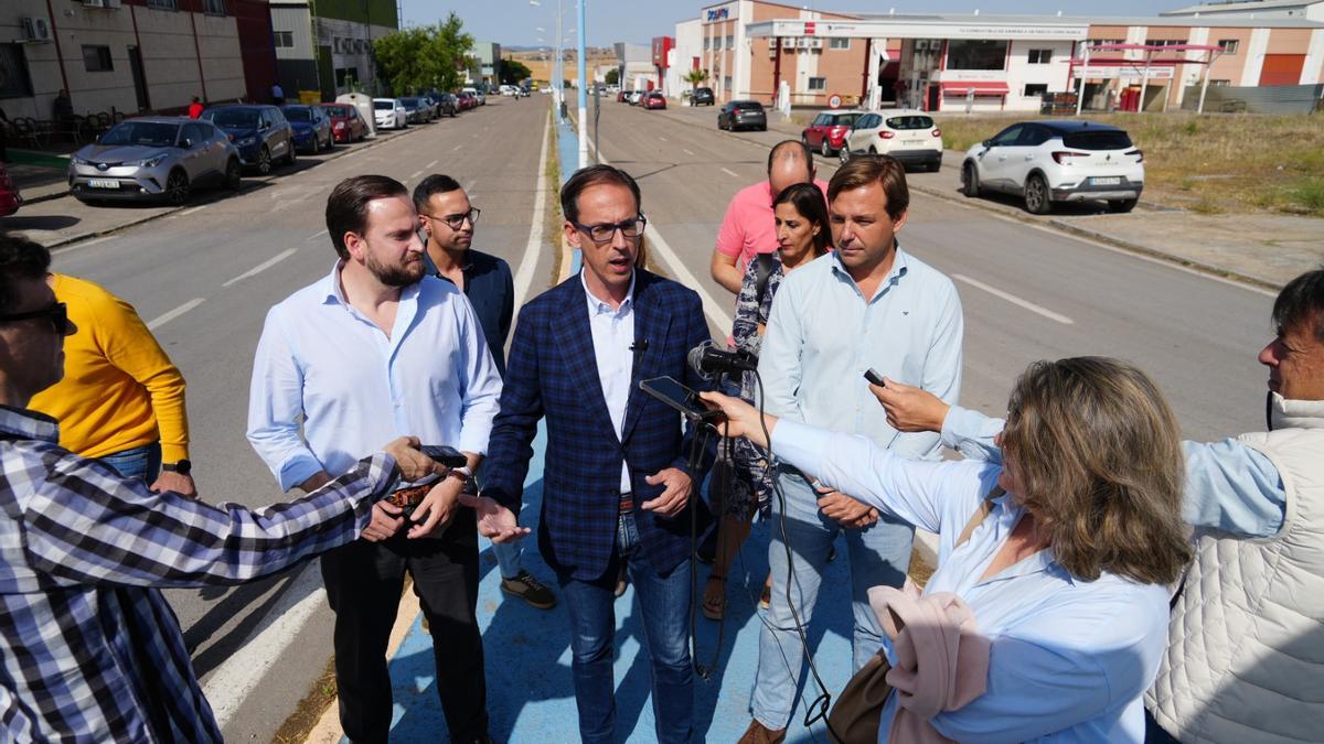 Santiago Cabello, candidato a la reelección por el PP en Pozoblanco, junto a Antonio Repullo.