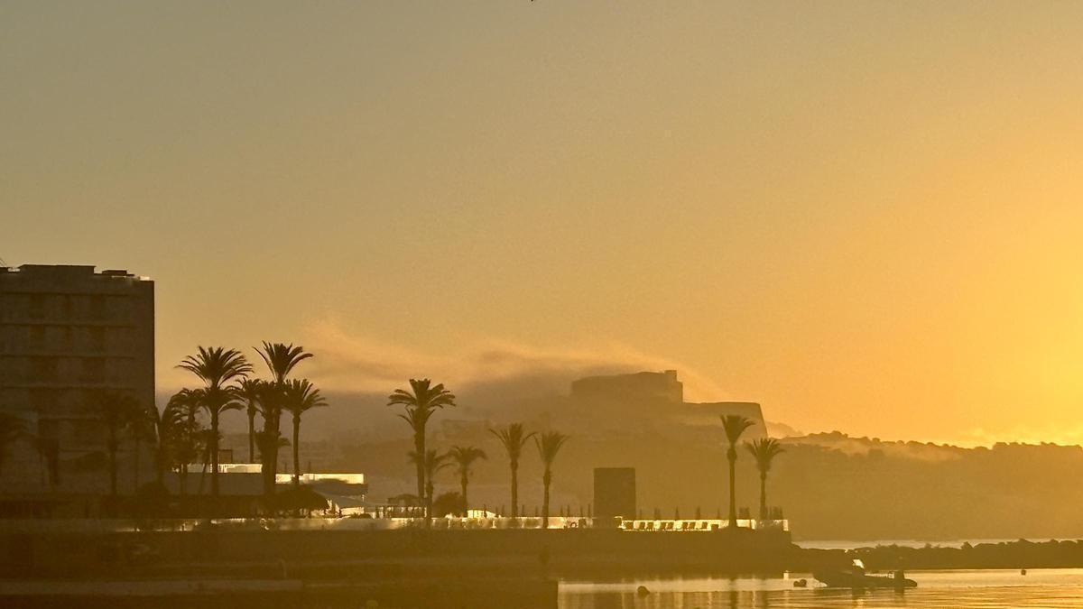 El castillo de Dalt Vila tapado por la niebla la mañana del miércoles