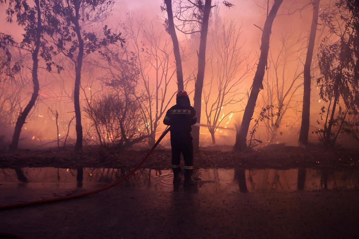 Dos grandes incencios cerca de Atenas obligan a evacuar a miles de personas