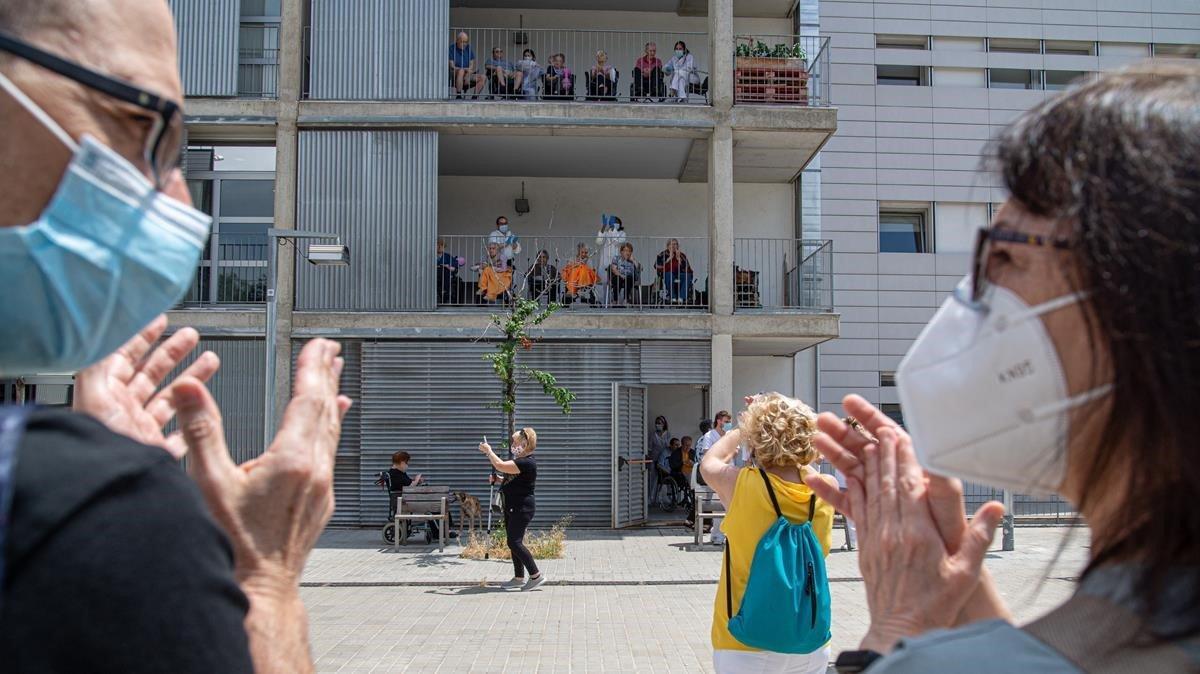 Aplausos frente a la residencia El Molí, en Nou Barris, hace unos días. 