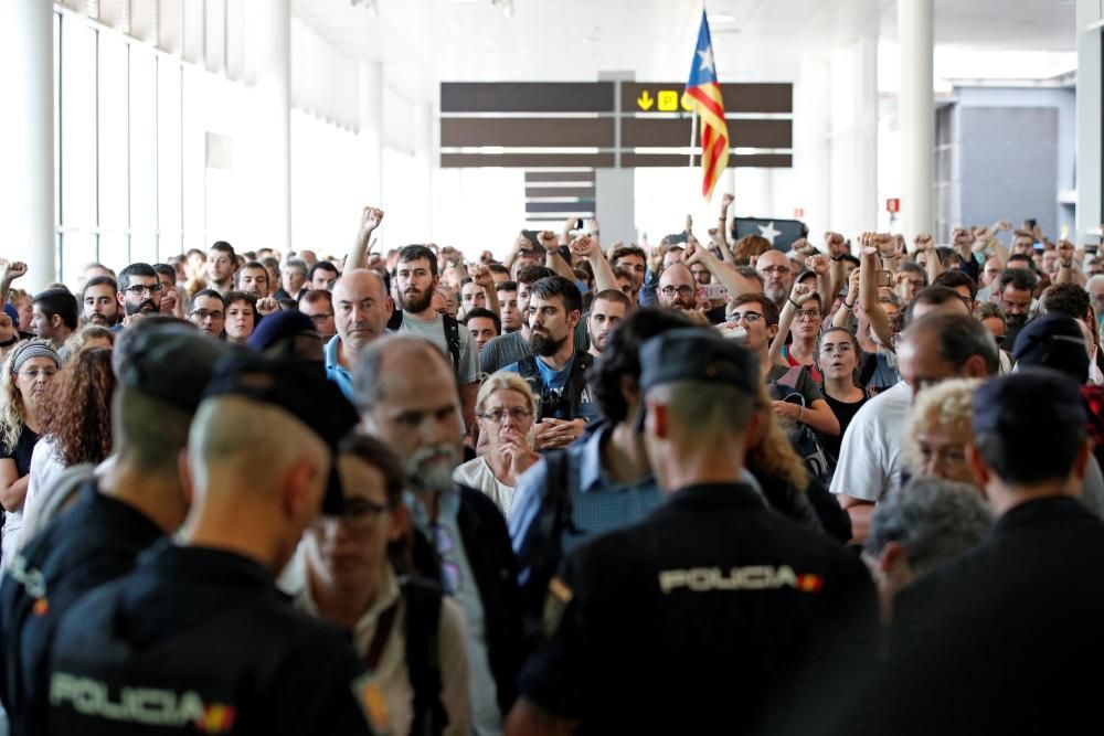 Els manifestants concentrats al Prat i forta presència policial