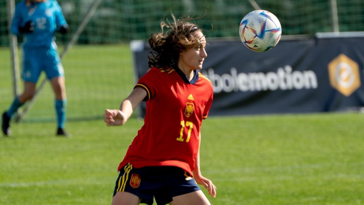 Alba Cerrato controla el balón en un partido de la selección española sub 17 femenina de fútbol.