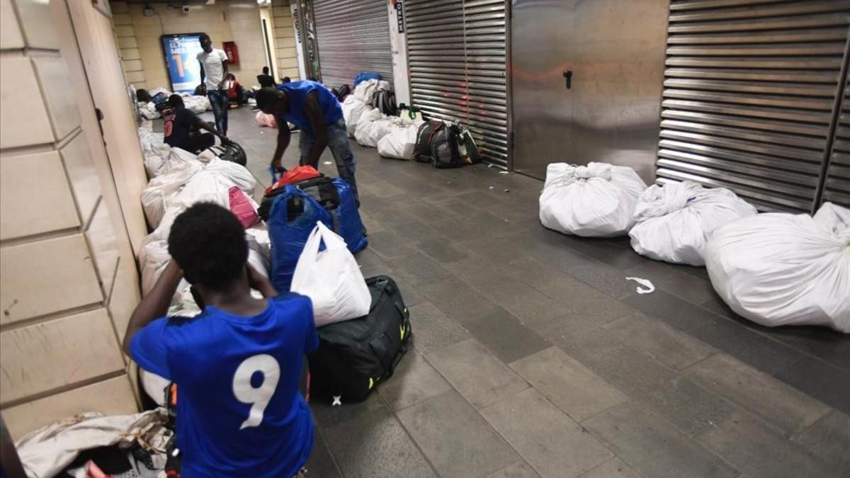Manteros en el vestíbulo de la estación de Rodalies de plaza de Catalunya